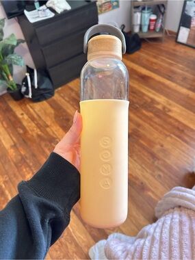 Soma Glass Bottle with Pale Yellow Silicone Sleeve and Wood-Look Cap